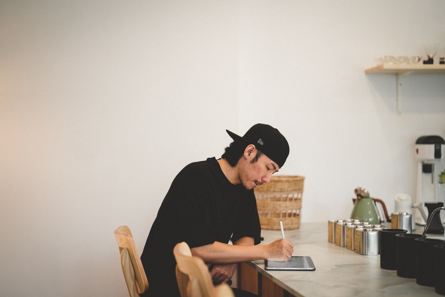 用 iPad Air 和 Apple Pencil 勾勒出咖啡厅的模样!听插画家 Ker Ker 分享奇妙的透视创作旅程 内容图8 潮品文-大潮社旗下实时最新热点娱乐时尚数码等新闻资讯网站! 用 iPad Air 和 Apple Pencil 勾勒出咖啡厅的模样!听插画家 Ker Ker 分享奇妙的透视创作旅程