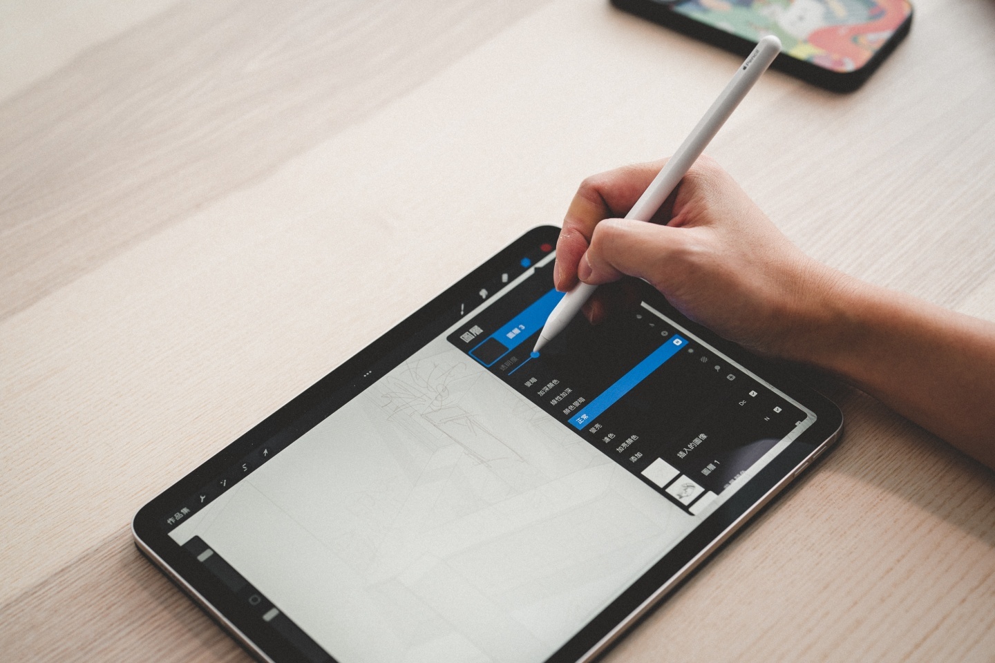 用 iPad Air 和 Apple Pencil 勾勒出咖啡厅的模样!听插画家 Ker Ker 分享奇妙的透视创作旅程 内容图9 潮品文-大潮社旗下实时最新热点娱乐时尚数码等新闻资讯网站! 用 iPad Air 和 Apple Pencil 勾勒出咖啡厅的模样!听插画家 Ker Ker 分享奇妙的透视创作旅程