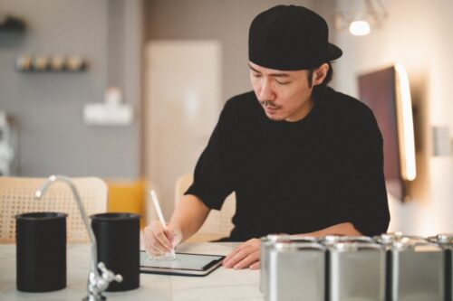 用 iPad Air 和 Apple Pencil 勾勒出咖啡厅的模样！听插画家 Ker Ker 分享奇妙的透视创作旅程