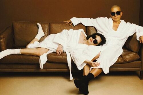 大S穿浴袍露香肩！同框“躺具俊晔大腿”闪瞎网友：甜出萤幕了