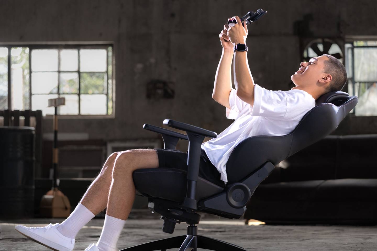 酷玛说我全都要!电竞与人体工学的跨界混血椅 HYBRID 1 双合一设计你喜欢吗? 内容图2 潮品文-大潮社旗下实时最新热点娱乐时尚数码等新闻资讯网站! 酷玛说我全都要!电竞与人体工学的跨界混血椅 HYBRID 1 双合一设计你喜欢吗?