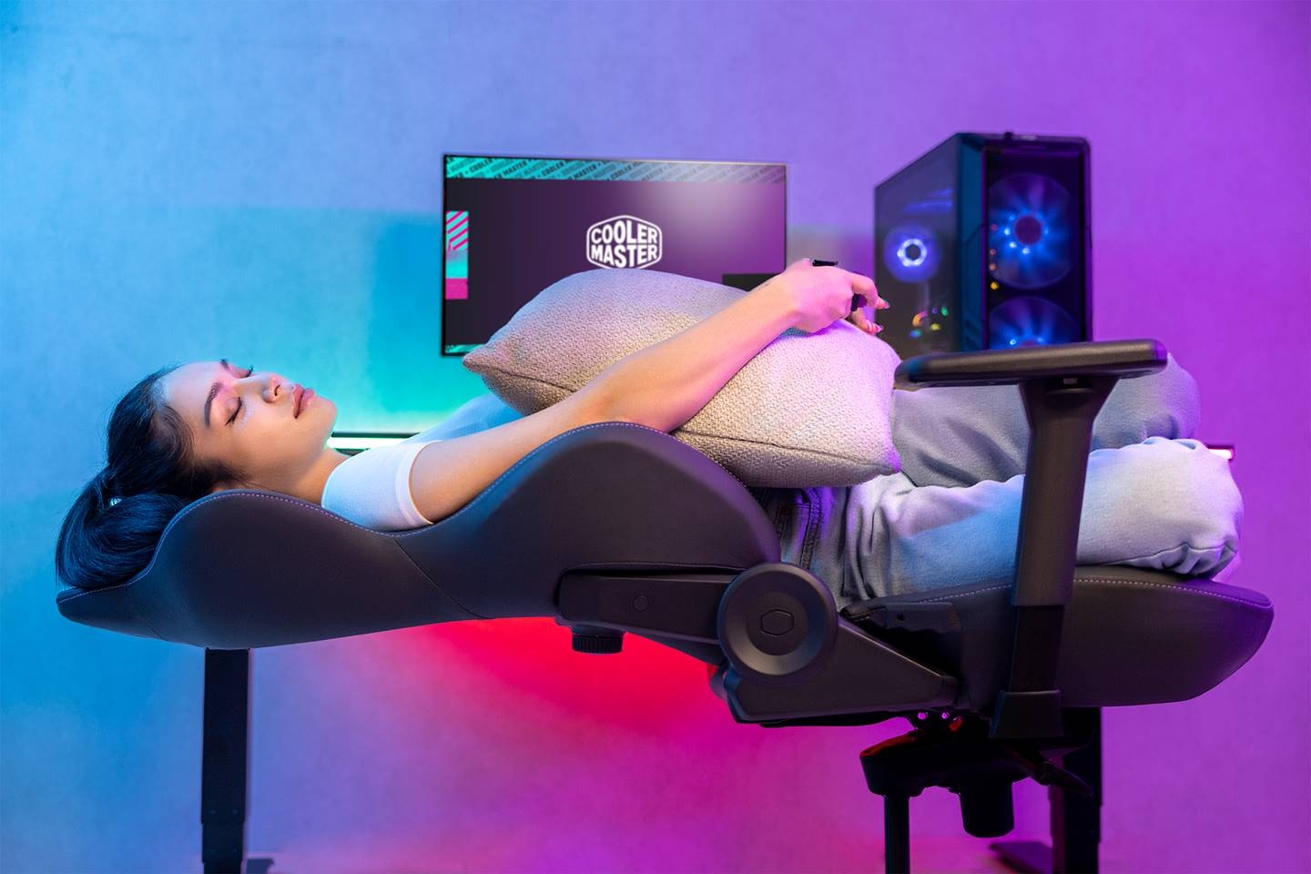 酷玛说我全都要!电竞与人体工学的跨界混血椅 HYBRID 1 双合一设计你喜欢吗? 内容图3 潮品文-大潮社旗下实时最新热点娱乐时尚数码等新闻资讯网站! 酷玛说我全都要!电竞与人体工学的跨界混血椅 HYBRID 1 双合一设计你喜欢吗?