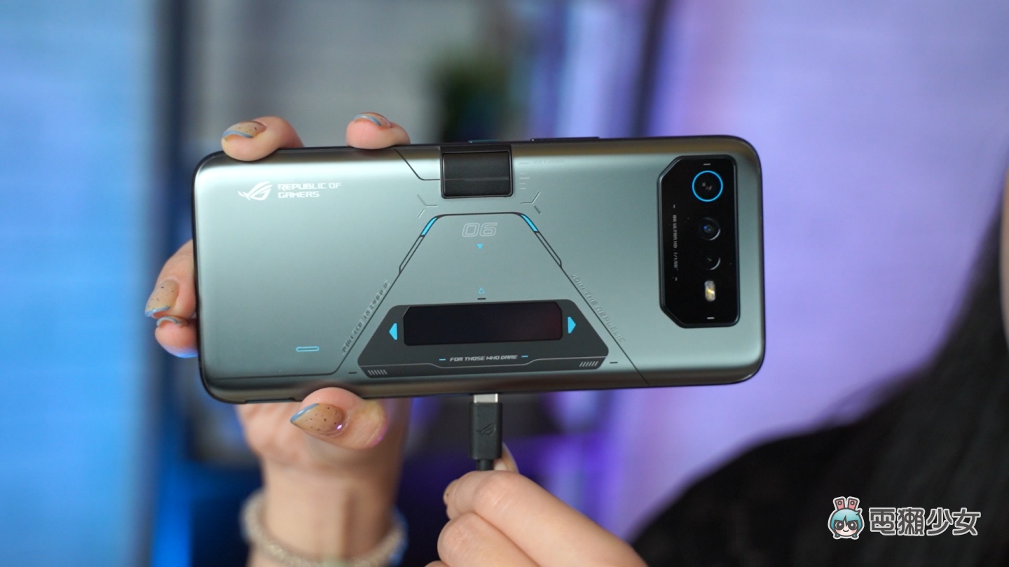 开箱｜处理器篡位排行第一！ROG Phone 6D Ultimate 电竞手机，出现神秘小黑盒？实测游戏数据结果说话，告诉你！它！有！多！强！