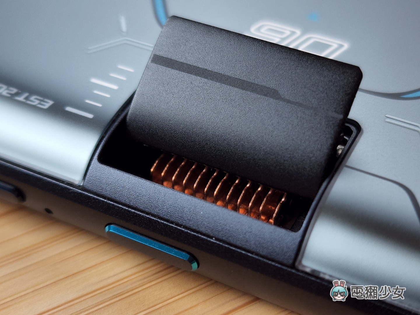 开箱｜处理器篡位排行第一！ROG Phone 6D Ultimate 电竞手机，出现神秘小黑盒？实测游戏数据结果说话，告诉你！它！有！多！强！