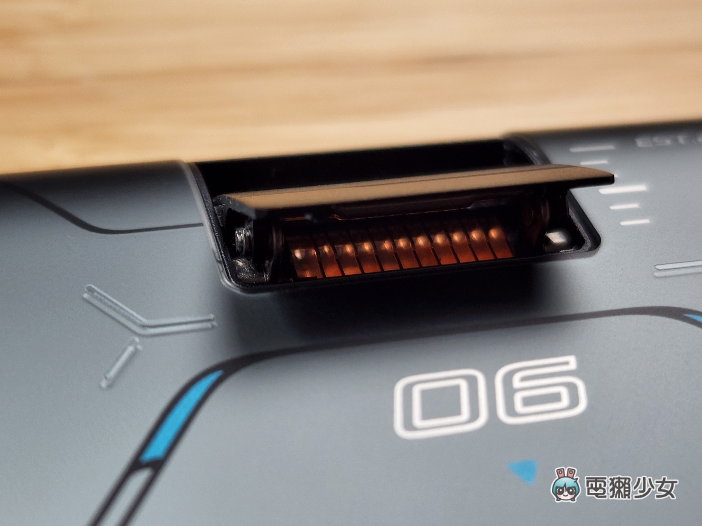开箱｜处理器篡位排行第一！ROG Phone 6D Ultimate 电竞手机，出现神秘小黑盒？实测游戏数据结果说话，告诉你！它！有！多！强！