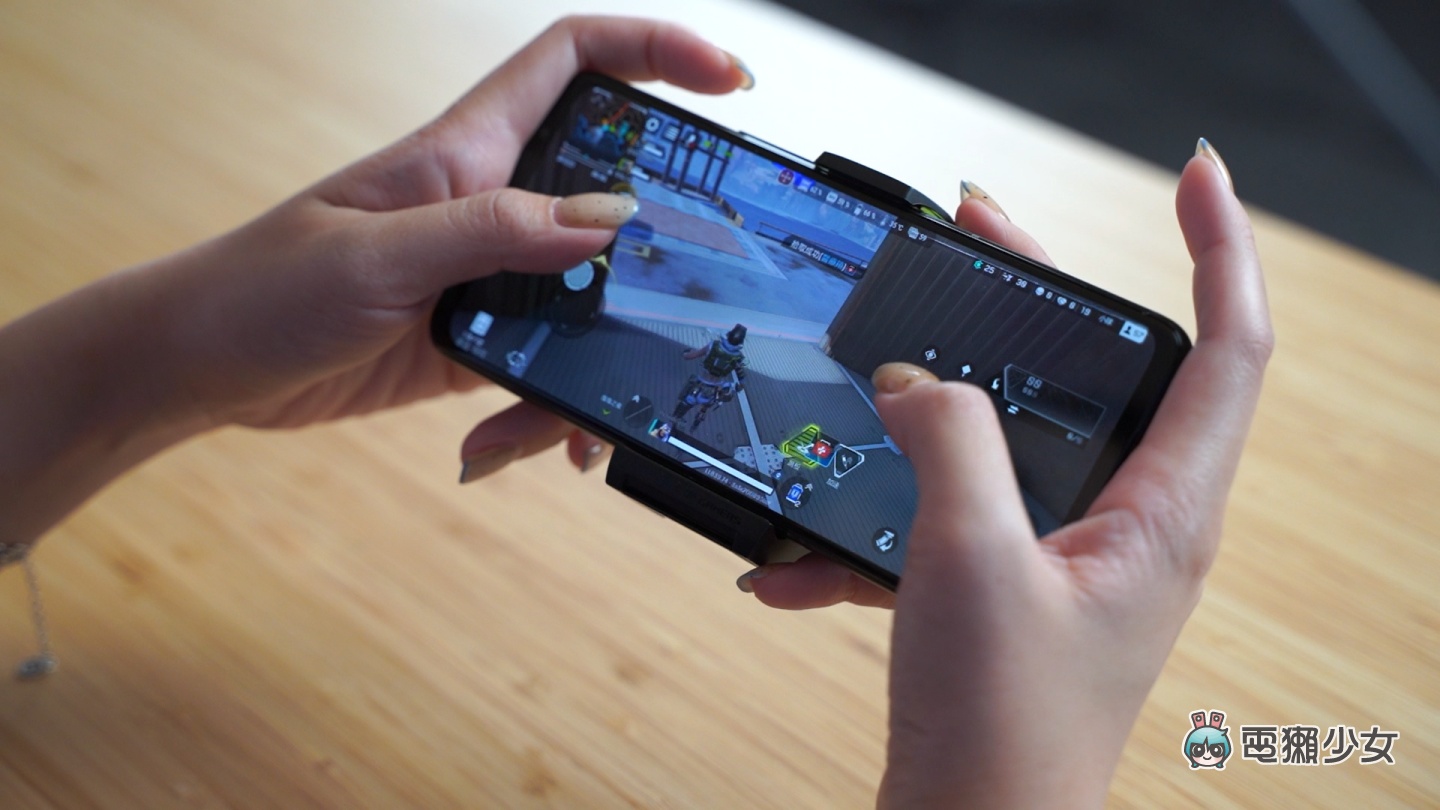 开箱｜处理器篡位排行第一！ROG Phone 6D Ultimate 电竞手机，出现神秘小黑盒？实测游戏数据结果说话，告诉你！它！有！多！强！