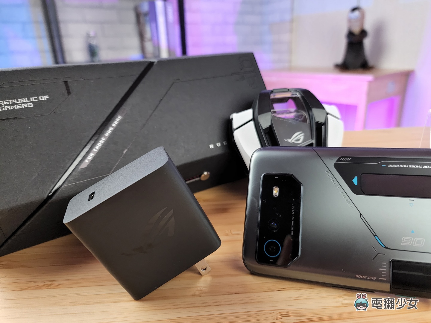 开箱｜处理器篡位排行第一！ROG Phone 6D Ultimate 电竞手机，出现神秘小黑盒？实测游戏数据结果说话，告诉你！它！有！多！强！