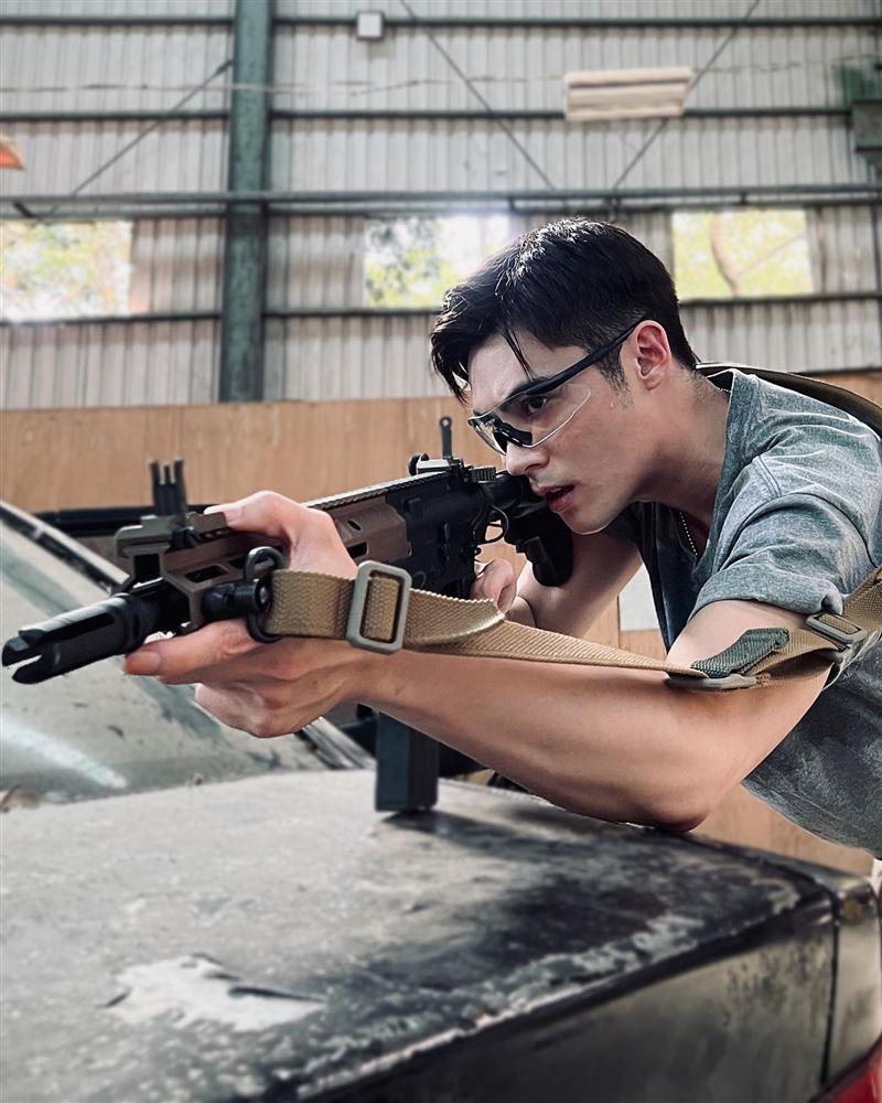陈奕释出多张身穿野战军服，执长枪帅气狙击的画面。（图／翻摄自陈奕脸书）