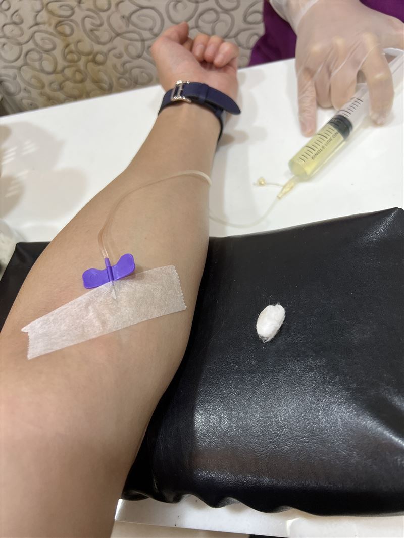 陈奕激瘦6公斤却同时也超出负荷，紧急送医注射消炎与抗生素。（图／经纪公司提供）