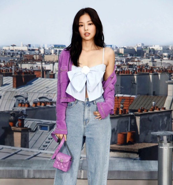 Style I Jennie穿性感白洋装亮相秀场，重温“人间香奈儿”看秀造型 更多热点 图5张