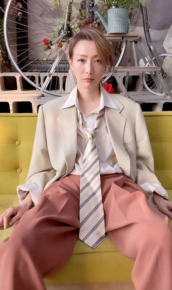 Style I 50岁郑秀文时尚感远超年轻人，驾驭时装功力无法不服！ 更多热点 图4张