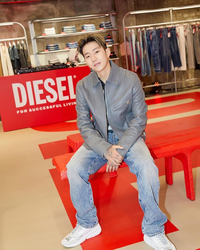 JayPark粉丝丢红色BRA上台