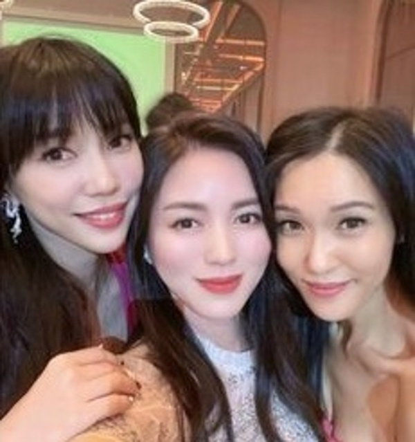 离婚10月首露脸！李靓蕾获赞：状态佳 娱乐资讯 图1张