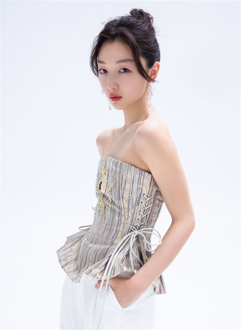 金马影后“一条布遮胸”辣晒蛮腰！网毒舌给4字评价　残酷对比照曝 时尚资讯 图3张