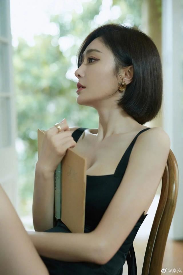 秦岚剪短发。（图／翻摄自微博）