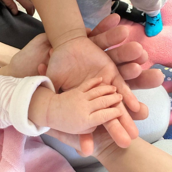钟嘉欣顺利产女