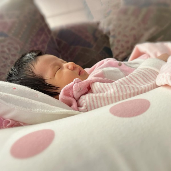 钟嘉欣顺利产女