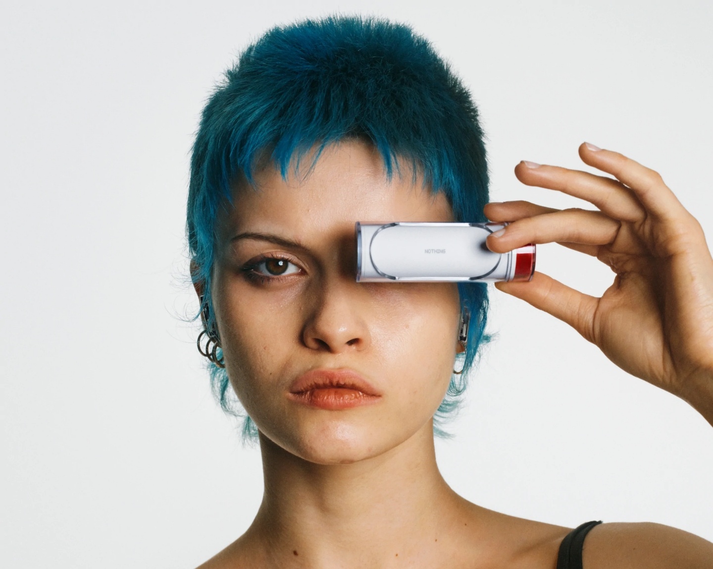 Nothing Ear (stick) 发表!半入耳式耳机,是科技产品也是时尚单品?口红状充电盒,左右旋转让你把玩 内容图2 潮品文-大潮社旗下实时最新热点娱乐时尚数码等新闻资讯网站! Nothing Ear (stick) 发表!半入耳式耳机,是科技产品也是时尚单品?口红状充电盒,左右旋转让你把玩