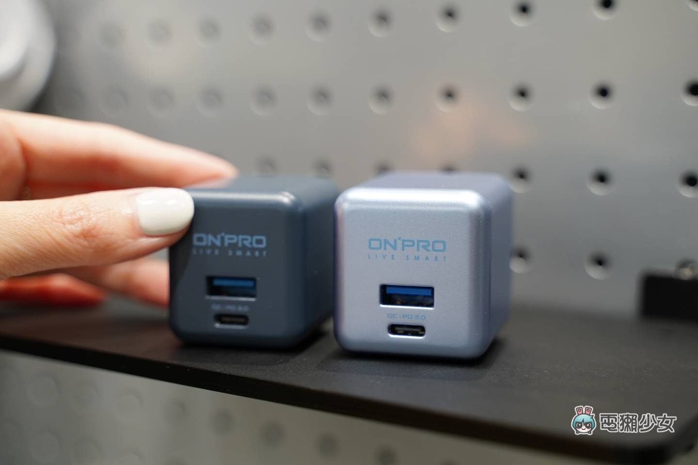 开箱|有氮化镓 GaN 的快充迷你豆腐头,天峰蓝 ONPRO 双模 PD 与 QC 充电器 内容图3 潮品文-大潮社旗下实时最新热点娱乐时尚数码等新闻资讯网站! 开箱|有氮化镓 GaN 的快充迷你豆腐头,天峰蓝 ONPRO 双模 PD 与 QC 充电器