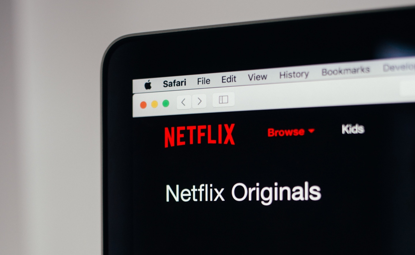 外媒曝 Netflix 将在 2023 年起 对没住一起的用户额外收费！同场加映：新功能‘ 转移使用者 ’教你怎么用