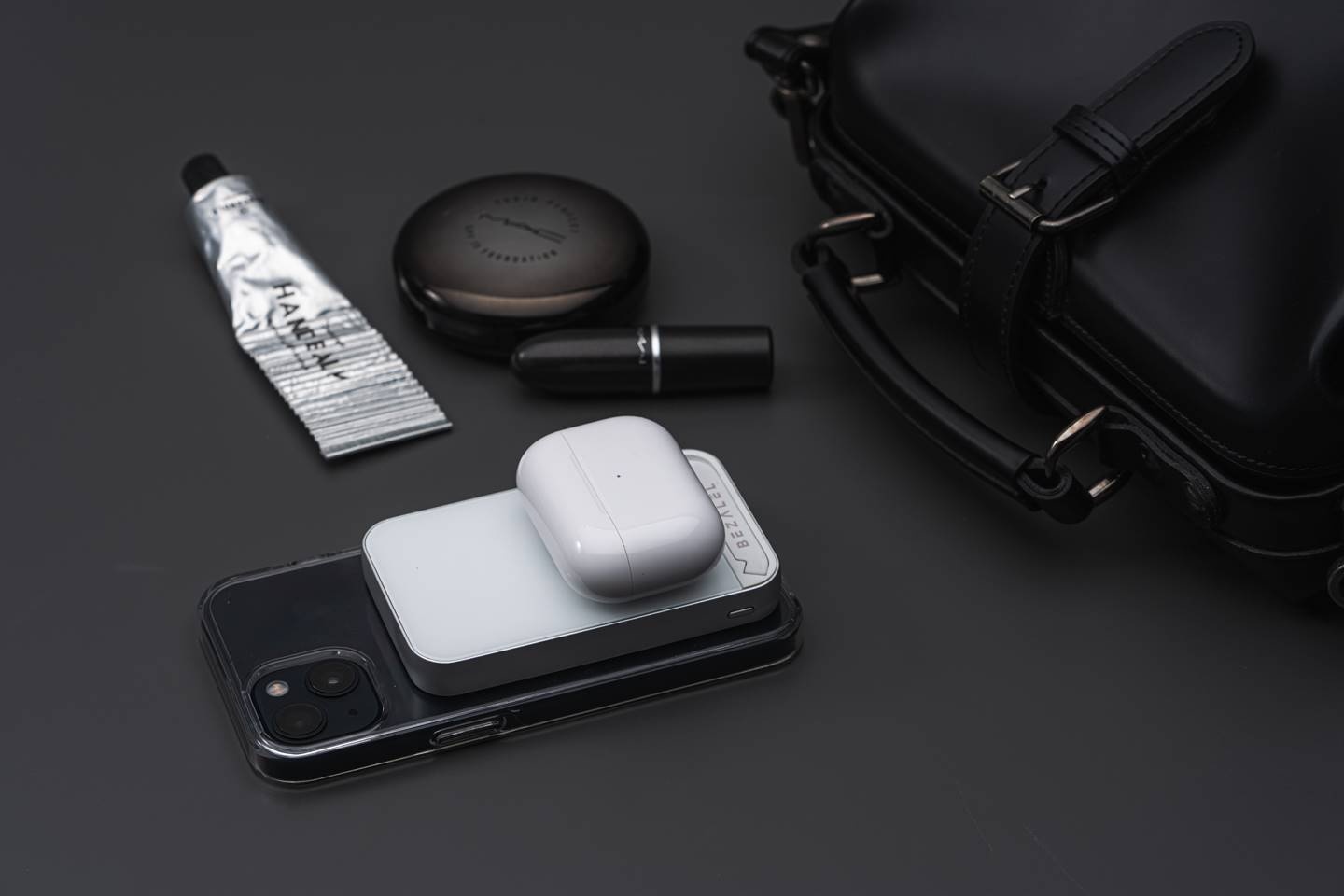 数位现代人必备双向充电 MagSafe 无线移动电源!美国 BEZALEL 倍加能 Prelude X 系列 MagSafe 移动电源:无线磁吸插头与双装置充电法 内容图1 潮品文-大潮社旗下实时最新热点娱乐时尚数码等新闻资讯网站! 数位现代人必备双向充电 MagSafe 无线移动电源!美国 BEZALEL 倍加能 Prelude X 系列 MagSafe 移动电源:无线磁吸插头与双装置充电法