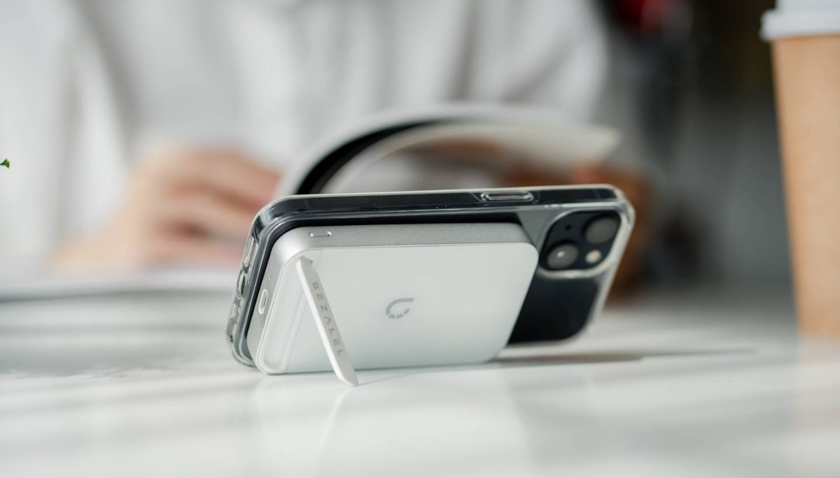 数位现代人必备双向充电 MagSafe 无线移动电源！美国 BEZALEL 倍加能 Prelude X 系列 MagSafe 移动电源：无线磁吸插头与双装置充电法