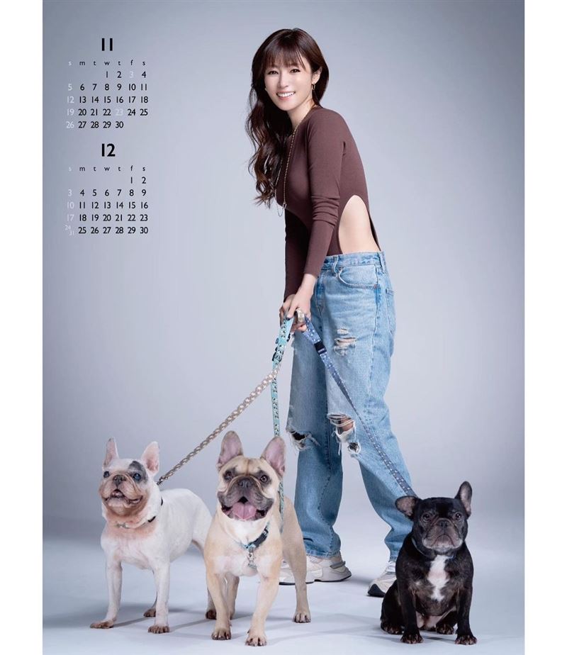 深田恭子新一度年历中开心抱狗狗入镜。（图／翻摄自深田恭子 IG）