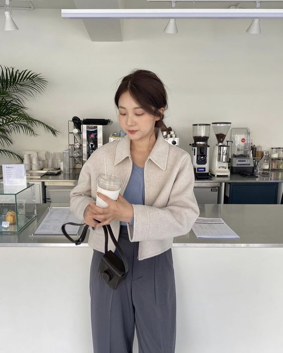 女生在咖啡馆