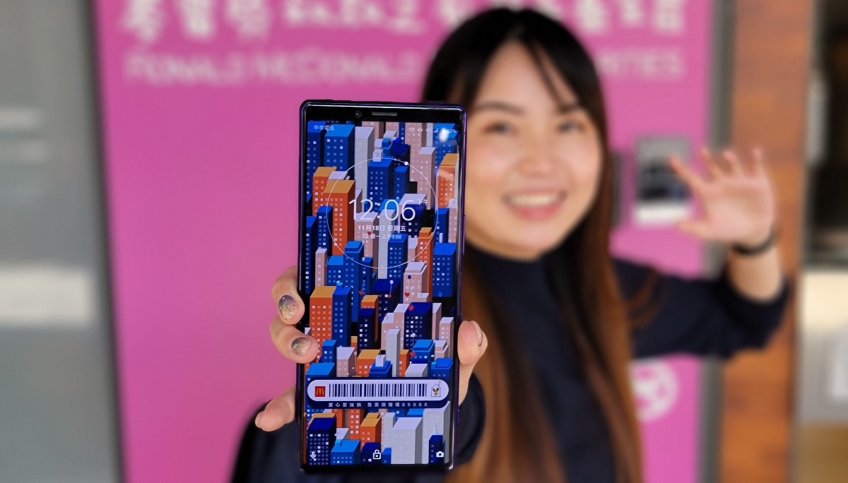 下载最潮桌布！麦当劳与中国台湾新星艺术家吴哲宇共同推出数位配件，随手捐你的云端发票