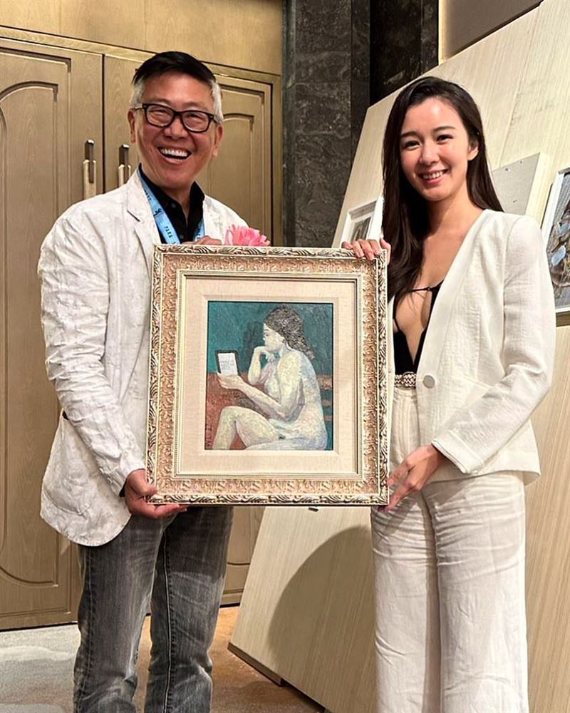 麦明诗参加慈善餐叙晚宴，得标与作者合影，白西装内“胸前只有线”艳压全场&nbsp;。（图／翻摄自williamlimcl3 IG）