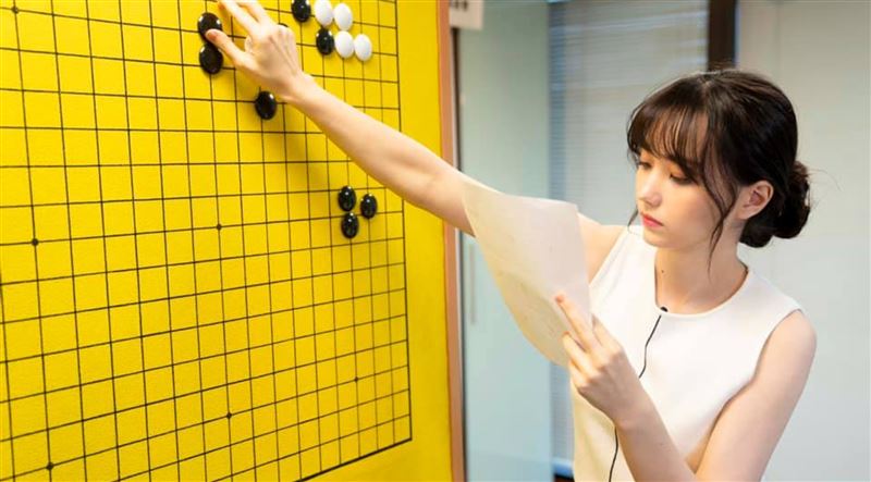 混血“围棋女神”黑嘉嘉外型甜美，有“中国台湾最美女棋士”称号。（图／翻摄自黑嘉嘉 IG）