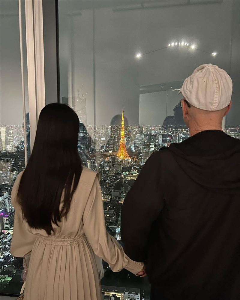 黑嘉嘉勾手一男子让粉丝暴动敲碗急问。（图／翻摄自jiajia94526 IG）