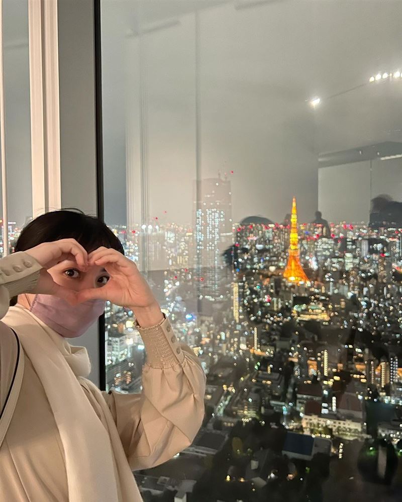 原来黑嘉嘉是与爸爸看夜景。（图／翻摄自Instagram／jiajia94526）
