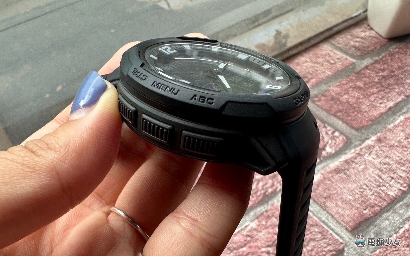 开箱|Garmin 新手表来了!Instinct Crossover 实体指针结合数位萤幕 加上太阳能让续航无限大了啦 内容图4 潮品文-大潮社旗下实时最新热点娱乐时尚数码等新闻资讯网站! 开箱|Garmin 新手表来了!Instinct Crossover 实体指针结合数位萤幕 加上太阳能让续航无限大了啦