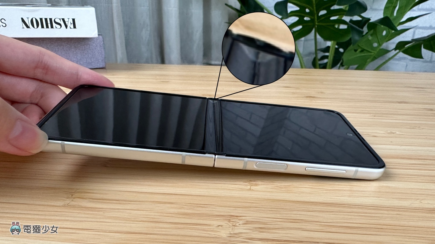 把我的三星 Galaxy Z Flip3 拿去送修!换一张全新的萤幕保护贴竟然不用钱? 内容图2 潮品文-大潮社旗下实时最新热点娱乐时尚数码等新闻资讯网站! 把我的三星 Galaxy Z Flip3 拿去送修!换一张全新的萤幕保护贴竟然不用钱?