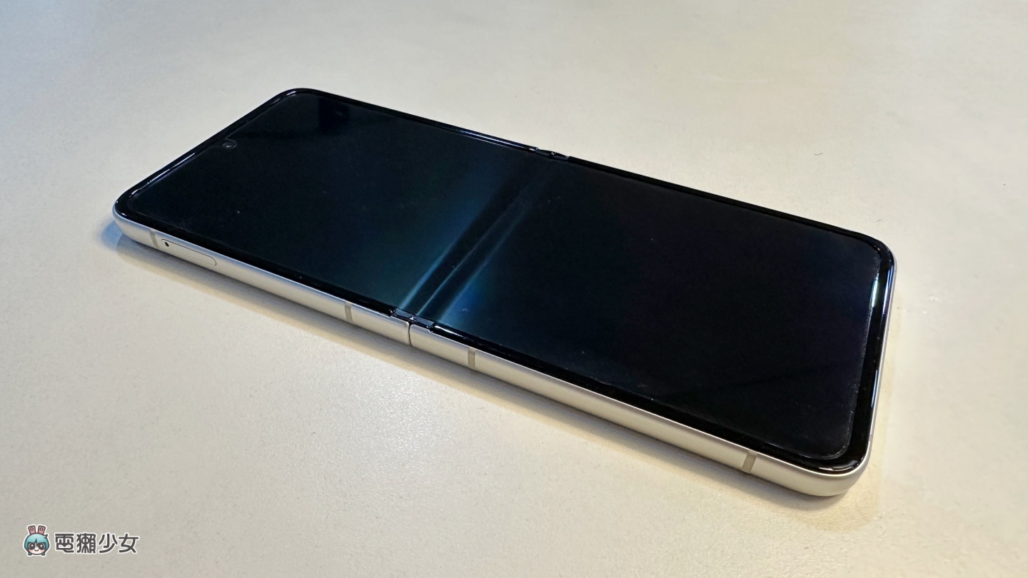 把我的三星 Galaxy Z Flip3 拿去送修!换一张全新的萤幕保护贴竟然不用钱? 内容图7 潮品文-大潮社旗下实时最新热点娱乐时尚数码等新闻资讯网站! 把我的三星 Galaxy Z Flip3 拿去送修!换一张全新的萤幕保护贴竟然不用钱?