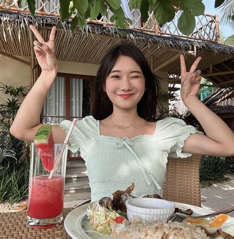 爱莉莎莎度假脱了“福利满满”怒轰菲律宾海关效率差：中国台湾真是天堂！ 时尚资讯 图1张