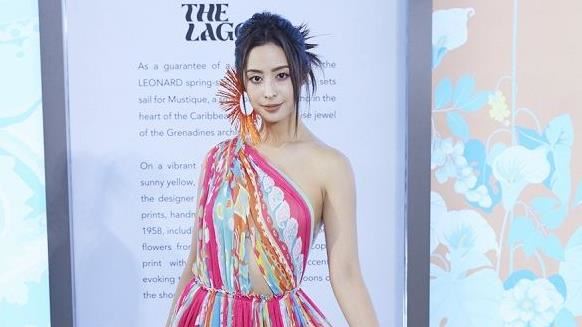 女神“辣裸性感香肩”美炸!莫允雯飞美国曝“圣诞节计划”