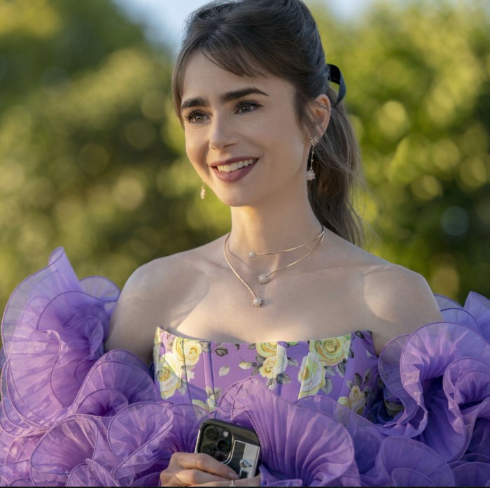 Style I 《Emily in Paris》不仅越来越狗血，浮夸穿搭让人不忍直视？ 更多热点 图3张