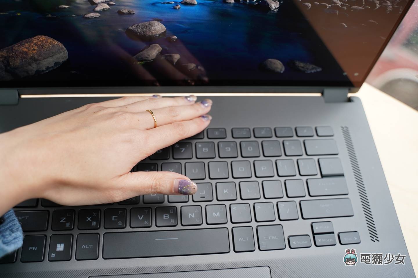 16 吋也能是翻转电竞笔电!ROG Flow X16 带着顶规 AMD 处理器与 NVIDIA 独立显卡翻过去,轻薄可携、灵活多工 内容图13 潮品文-大潮社旗下实时最新热点娱乐时尚数码等新闻资讯网站! 16 吋也能是翻转电竞笔电!ROG Flow X16 带着顶规 AMD 处理器与 NVIDIA 独立显卡翻过去,轻薄可携、灵活多工