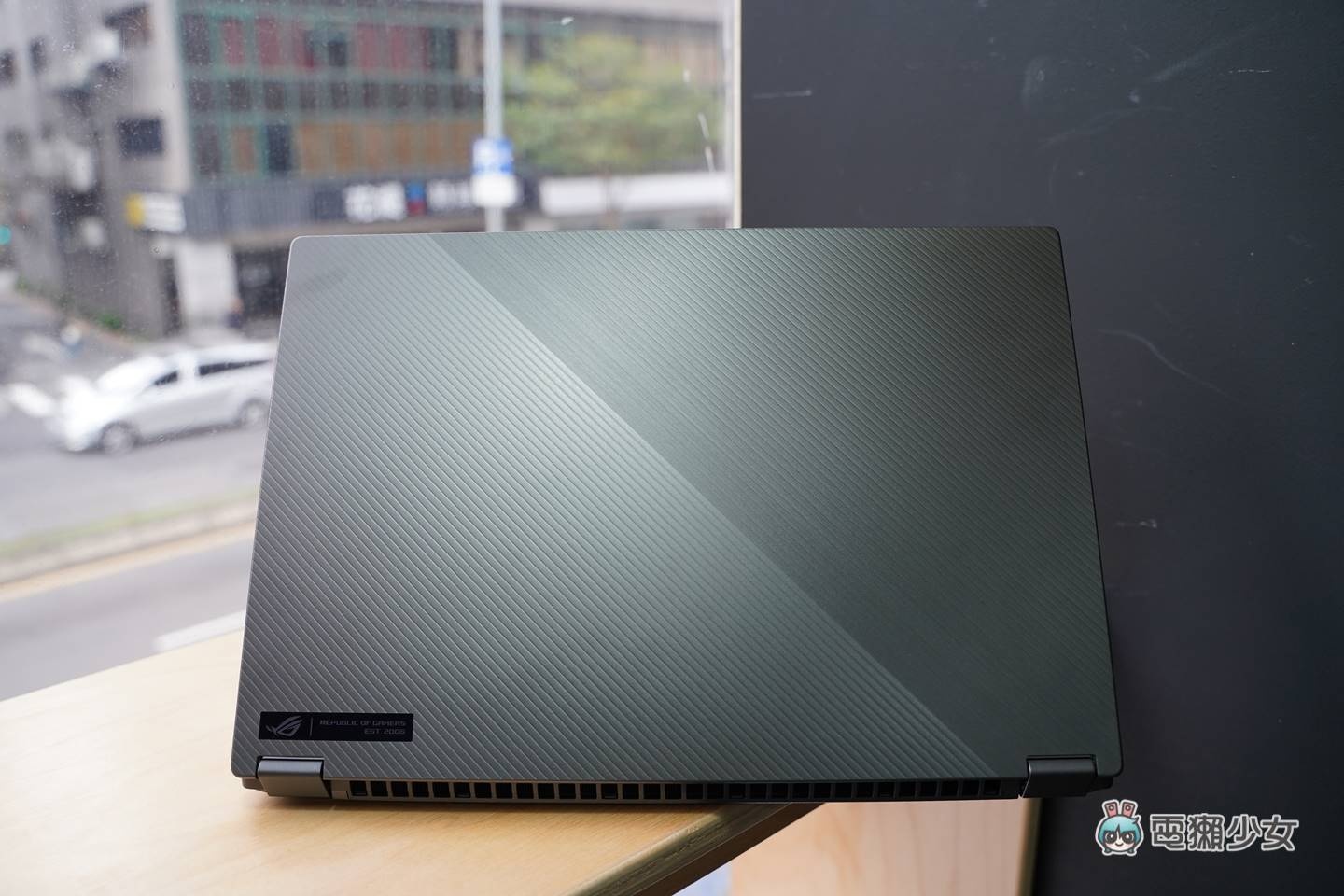 16 吋也能是翻转电竞笔电!ROG Flow X16 带着顶规 AMD 处理器与 NVIDIA 独立显卡翻过去,轻薄可携、灵活多工 内容图17 潮品文-大潮社旗下实时最新热点娱乐时尚数码等新闻资讯网站! 16 吋也能是翻转电竞笔电!ROG Flow X16 带着顶规 AMD 处理器与 NVIDIA 独立显卡翻过去,轻薄可携、灵活多工