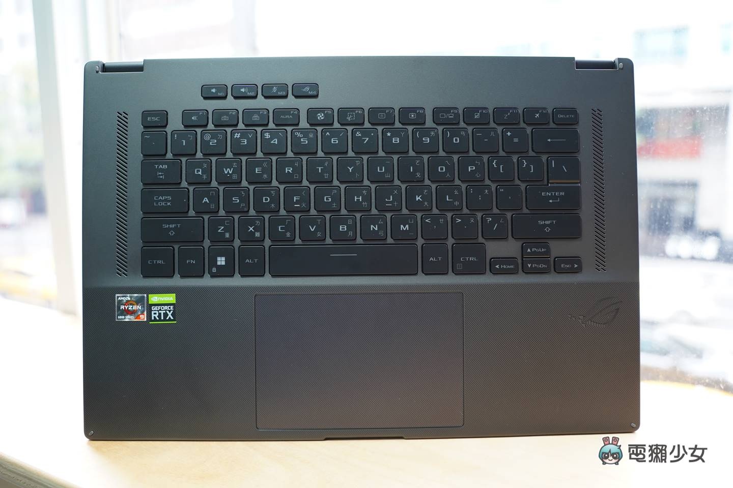 16 吋也能是翻转电竞笔电!ROG Flow X16 带着顶规 AMD 处理器与 NVIDIA 独立显卡翻过去,轻薄可携、灵活多工 内容图18 潮品文-大潮社旗下实时最新热点娱乐时尚数码等新闻资讯网站! 16 吋也能是翻转电竞笔电!ROG Flow X16 带着顶规 AMD 处理器与 NVIDIA 独立显卡翻过去,轻薄可携、灵活多工