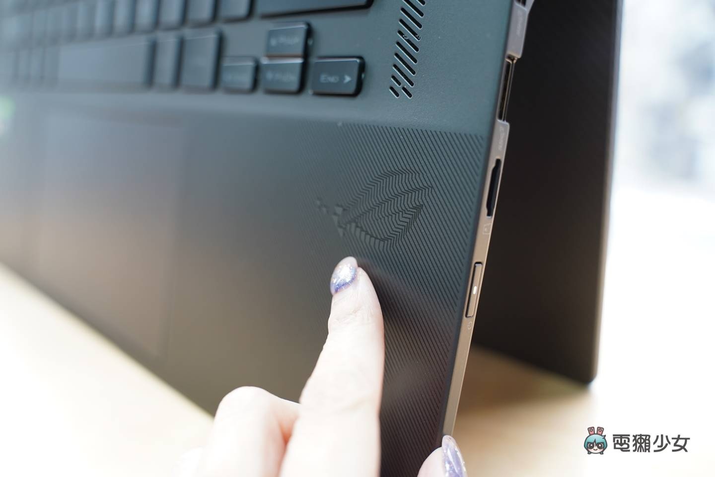 16 吋也能是翻转电竞笔电!ROG Flow X16 带着顶规 AMD 处理器与 NVIDIA 独立显卡翻过去,轻薄可携、灵活多工 内容图19 潮品文-大潮社旗下实时最新热点娱乐时尚数码等新闻资讯网站! 16 吋也能是翻转电竞笔电!ROG Flow X16 带着顶规 AMD 处理器与 NVIDIA 独立显卡翻过去,轻薄可携、灵活多工