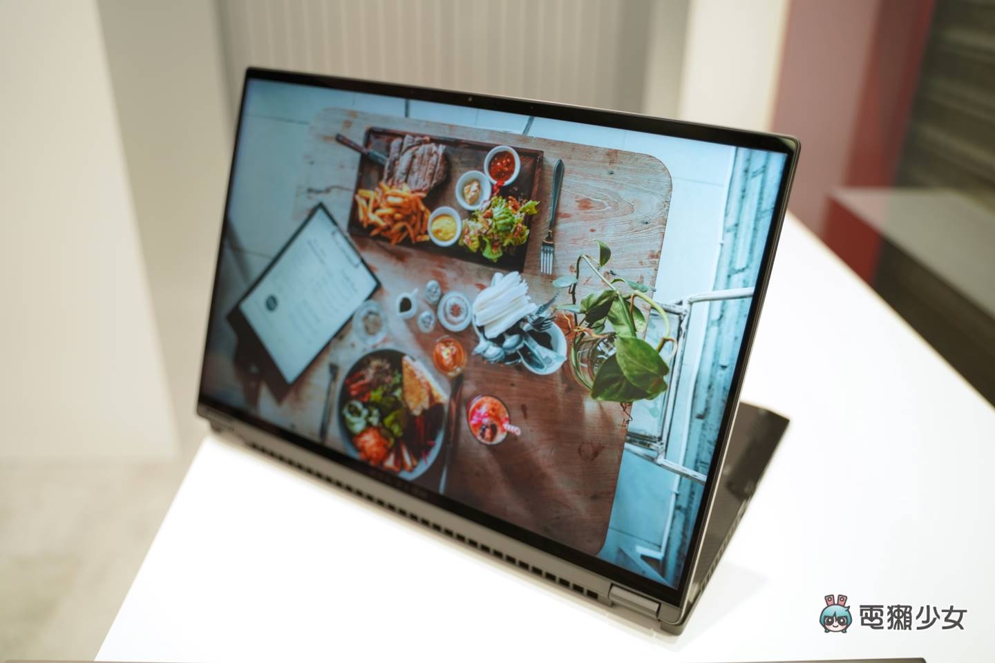 16 吋也能是翻转电竞笔电!ROG Flow X16 带着顶规 AMD 处理器与 NVIDIA 独立显卡翻过去,轻薄可携、灵活多工 内容图24 潮品文-大潮社旗下实时最新热点娱乐时尚数码等新闻资讯网站! 16 吋也能是翻转电竞笔电!ROG Flow X16 带着顶规 AMD 处理器与 NVIDIA 独立显卡翻过去,轻薄可携、灵活多工