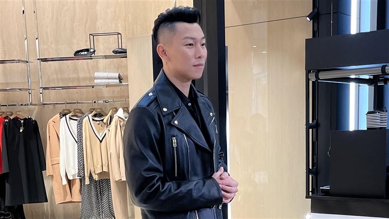 庆功喝醉“撞伤鼻梁破相”首现身！瘦子帅度不减“还原溅血经过”