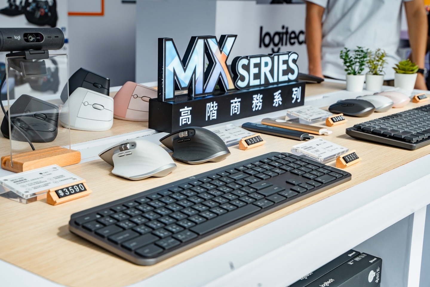 罗技快闪店‘ Logi Store ’正式在台中勤美诚品绿园道开幕!3C 周边玻璃屋超缤纷?打卡可抽 POP KEYS 无线机械式键盘 内容图2 潮品文-大潮社旗下实时最新热点娱乐时尚数码等新闻资讯网站! 罗技快闪店‘ Logi Store ’正式在台中勤美诚品绿园道开幕!3C 周边玻璃屋超缤纷?打卡可抽 POP KEYS 无线机械式键盘