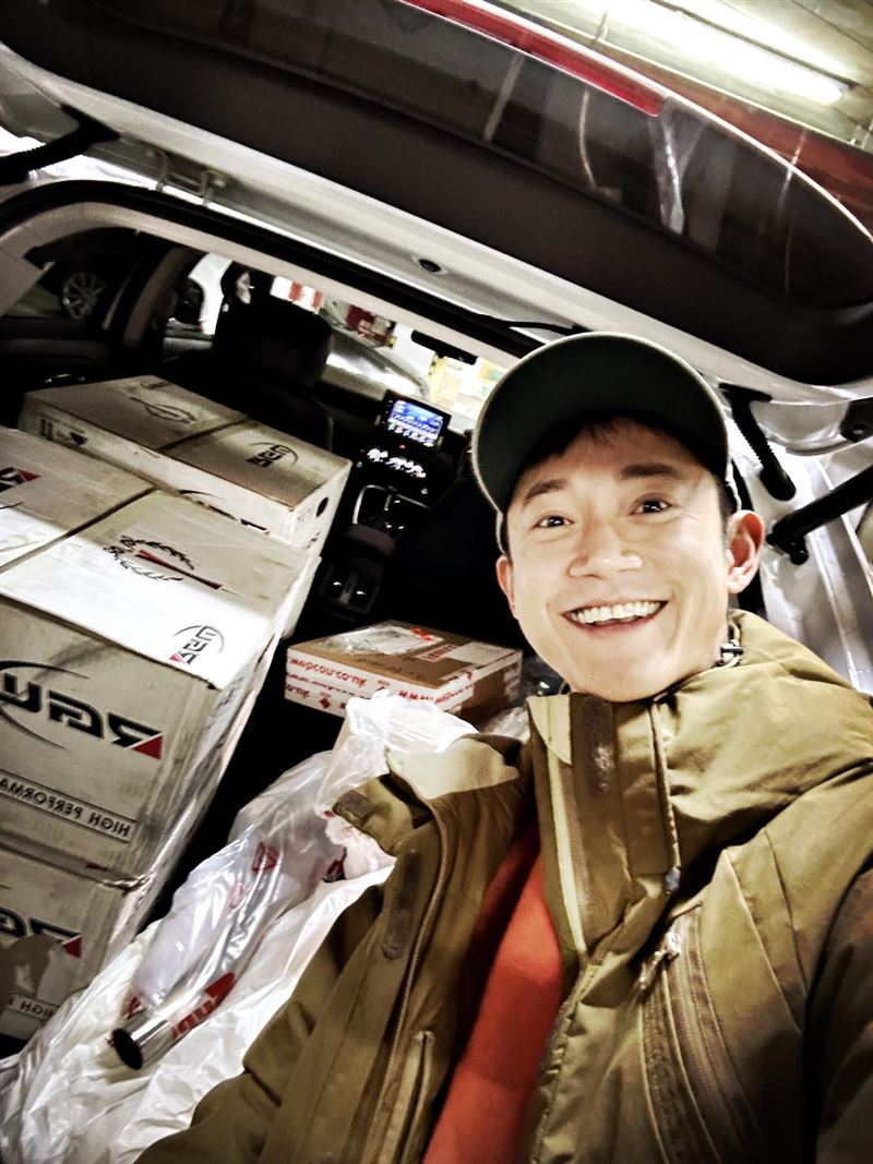 吴慷仁亲自搬运私人物品叹“搬家有够累”。（图／翻摄自吴慷仁脸书）