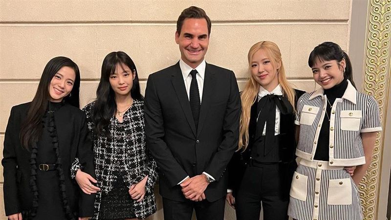 “网坛传奇”紧张同框BLACKPINK“腼腆灿笑”球迷笑亏：成就解锁！