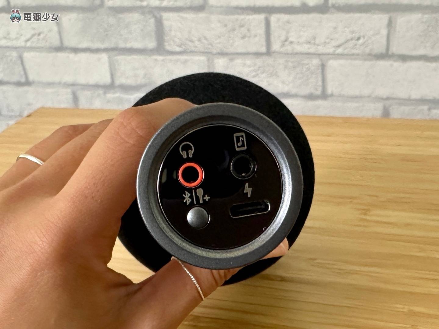 快速开箱|小米 K 歌麦克风快速上手玩!国际版无法消除人声?9 种趣味音效超好玩? 内容图6 潮品文-大潮社旗下实时最新热点娱乐时尚数码等新闻资讯网站! 快速开箱|小米 K 歌麦克风快速上手玩!国际版无法消除人声?9 种趣味音效超好玩?