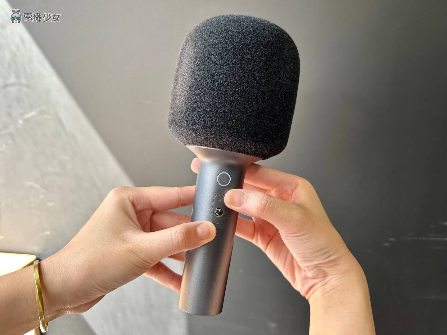 快速开箱|小米 K 歌麦克风快速上手玩!国际版无法消除人声?9 种趣味音效超好玩? 内容图8 潮品文-大潮社旗下实时最新热点娱乐时尚数码等新闻资讯网站! 快速开箱|小米 K 歌麦克风快速上手玩!国际版无法消除人声?9 种趣味音效超好玩?